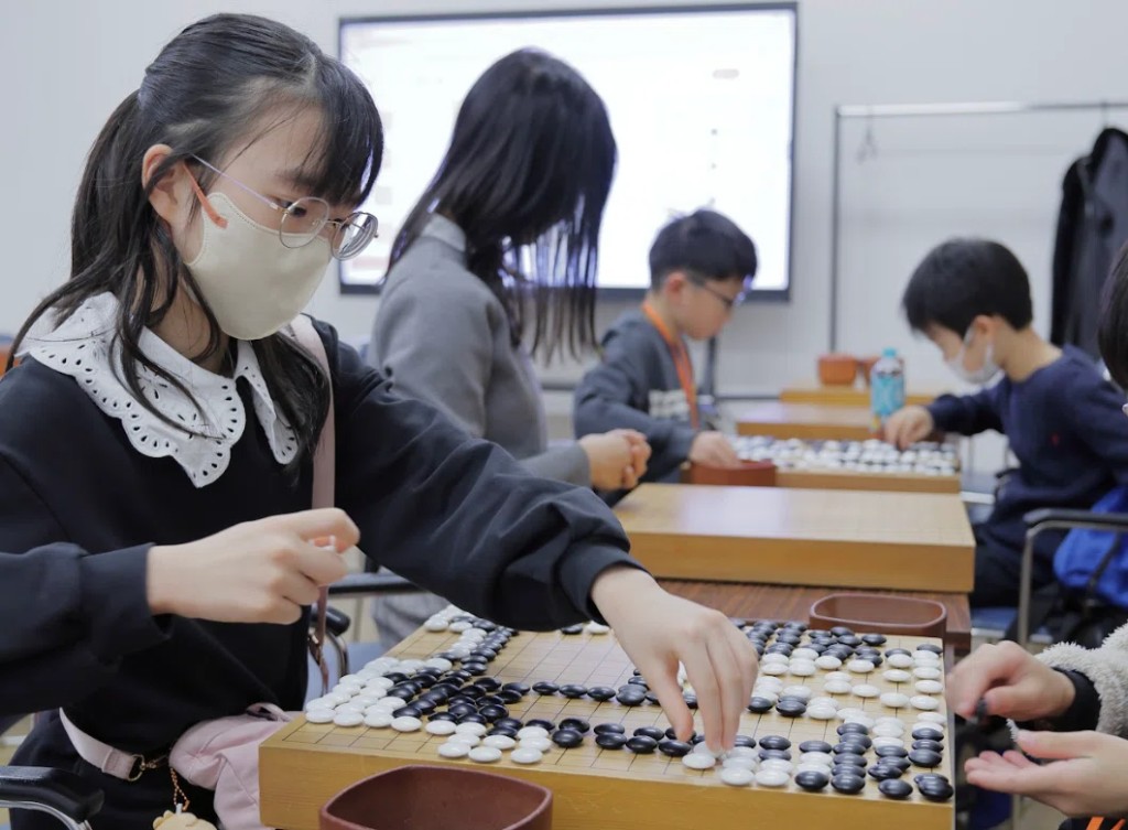 子どもたちが囲碁に打ち込む様子